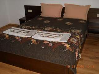 Отель Galabova Guest House Delchevo Двухместный номер с 1 кроватью или 2 отдельными кроватями-12